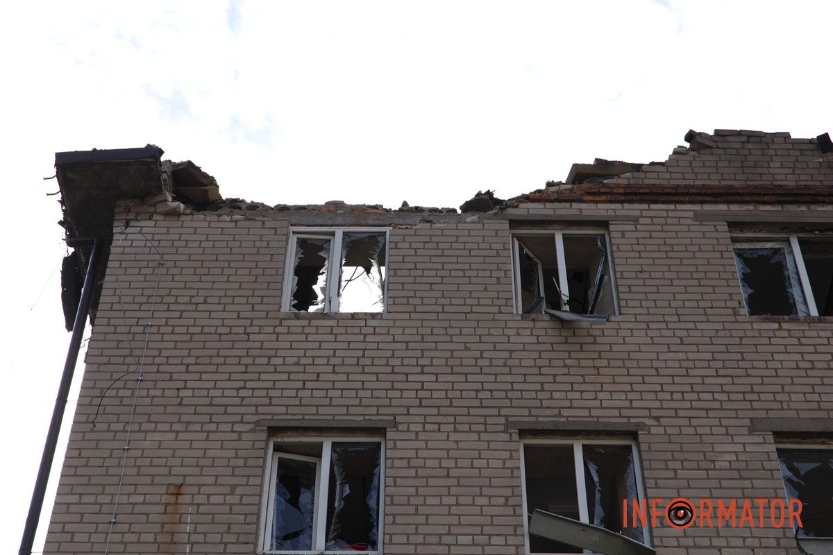 Згорілі автомобілі, понівечені будівлі та вибите скло: що відбувається на місцях «прильотів» у Дніпрі 42