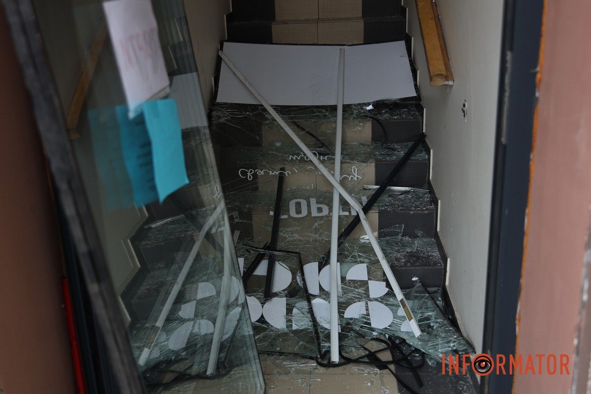 Згорілі автомобілі, понівечені будівлі та вибите скло: що відбувається на місцях «прильотів» у Дніпрі 40