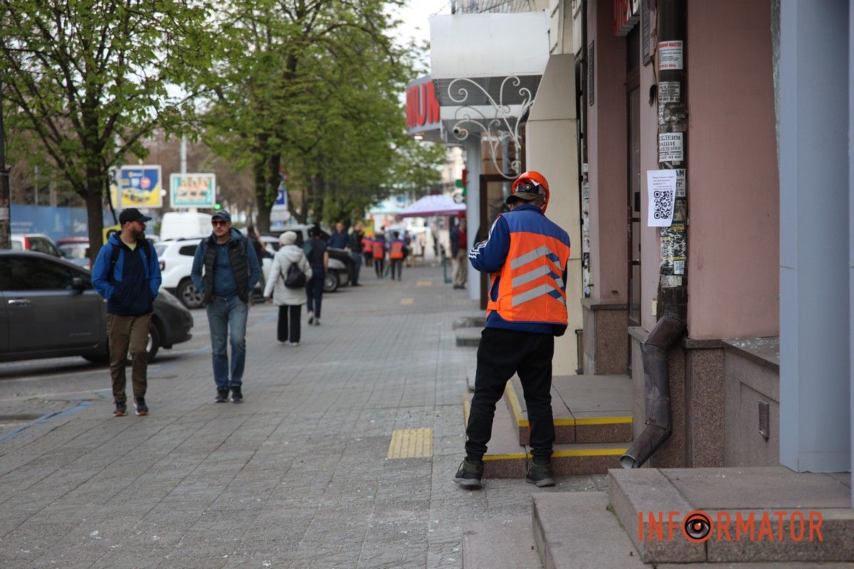 У центрі Дніпра комунальники прибирають скло з тротуарів