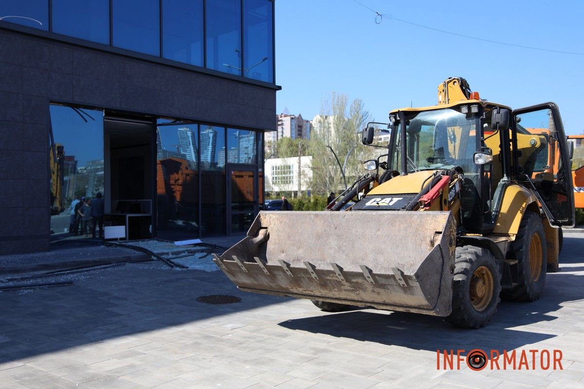 Вибиті вікна, двері та купа скла: що відбувається на місцях, які постраждали від ранкової атаки рф по Дніпру 16