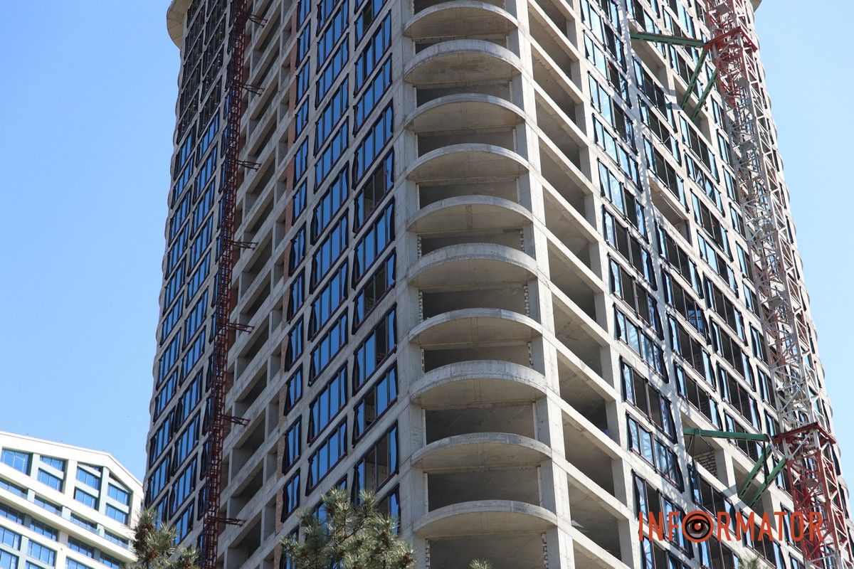 Вибиті вікна, двері та купа скла: що відбувається на місцях, які постраждали від ранкової атаки рф по Дніпру 17