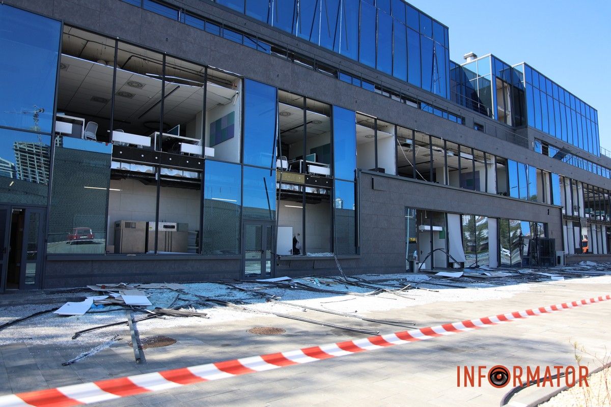 Вибиті вікна, двері та купа скла: що відбувається на місцях, які постраждали від ранкової атаки рф по Дніпру 22