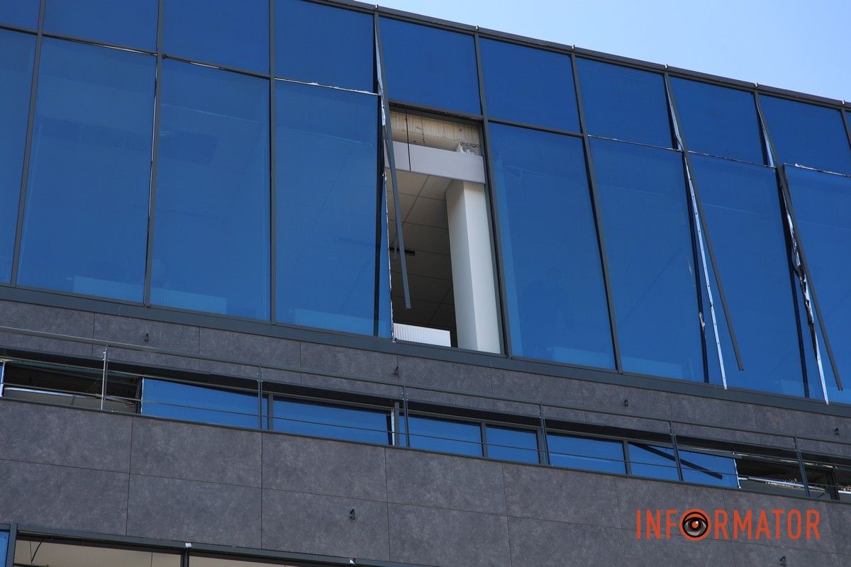 Вибиті вікна, двері та купа скла: що відбувається на місцях, які постраждали від ранкової атаки рф по Дніпру 21