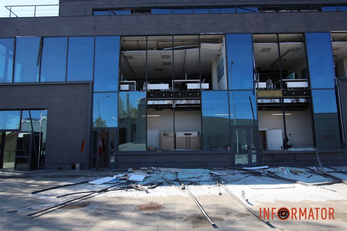 Вибиті вікна, двері та купа скла: що відбувається на місцях, які постраждали від ранкової атаки рф по Дніпру 20
