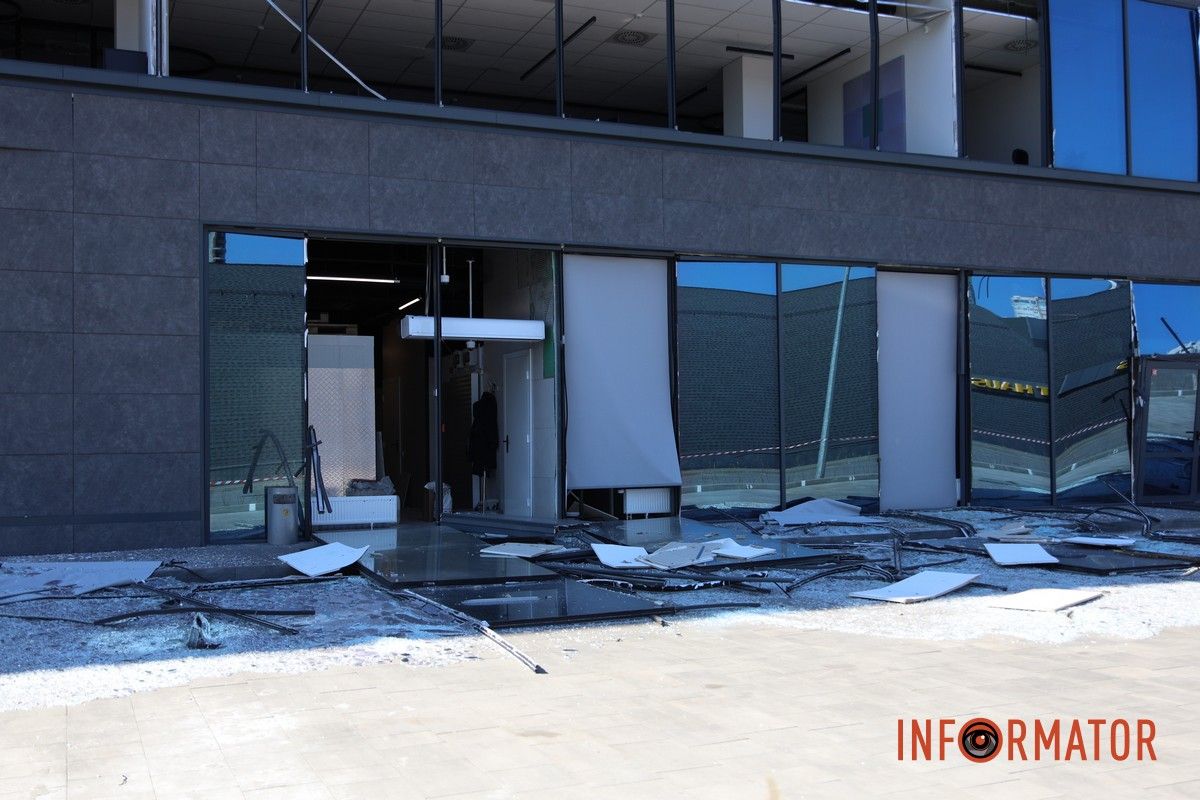 Вибиті вікна, двері та купа скла: що відбувається на місцях, які постраждали від ранкової атаки рф по Дніпру 19