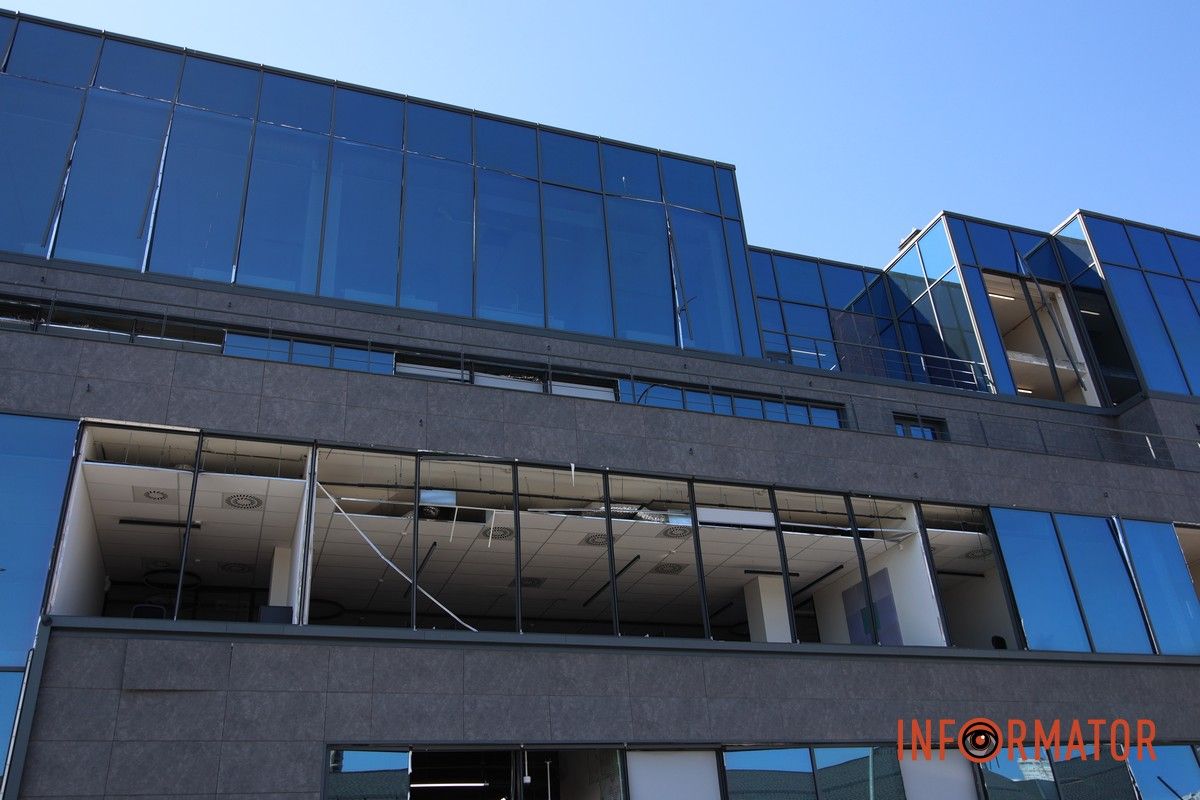 Вибиті вікна, двері та купа скла: що відбувається на місцях, які постраждали від ранкової атаки рф по Дніпру 18