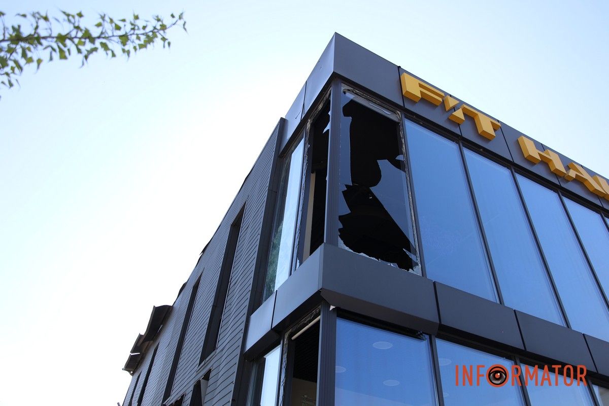 Вибиті вікна, двері та купа скла: що відбувається на місцях, які постраждали від ранкової атаки рф по Дніпру 1