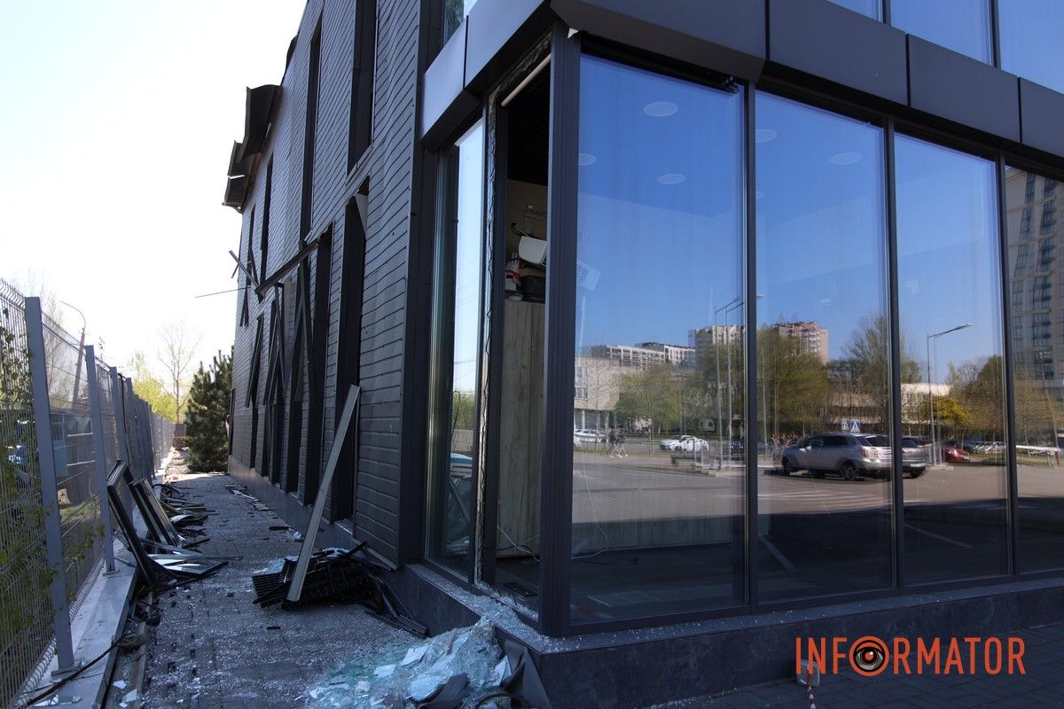 Вибиті вікна, двері та купа скла: що відбувається на місцях, які постраждали від ранкової атаки рф по Дніпру 2