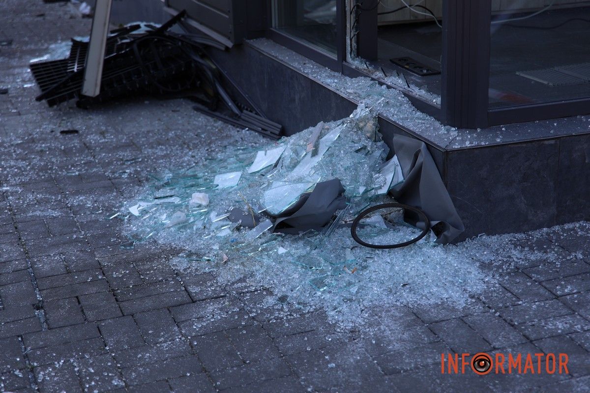 Вибиті вікна, двері та купа скла: що відбувається на місцях, які постраждали від ранкової атаки рф по Дніпру 3