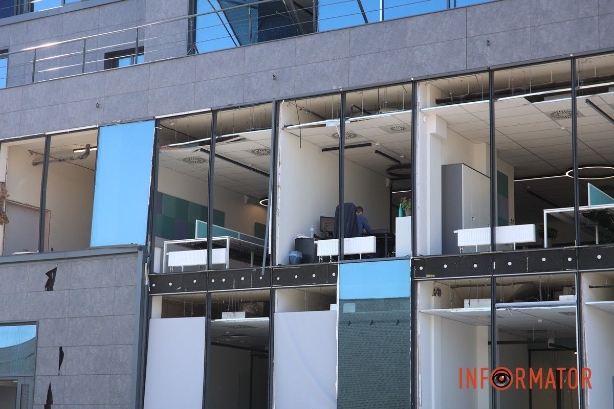 Вибиті вікна, двері та купа скла: що відбувається на місцях, які постраждали від ранкової атаки рф по Дніпру 4