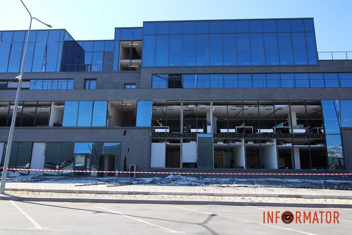 Вибиті вікна, двері та купа скла: що відбувається на місцях, які постраждали від ранкової атаки рф по Дніпру 5