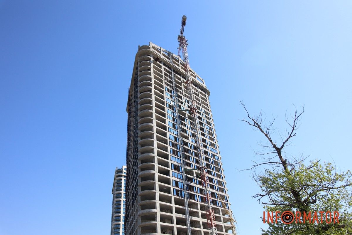 Вибиті вікна, двері та купа скла: що відбувається на місцях, які постраждали від ранкової атаки рф по Дніпру 10