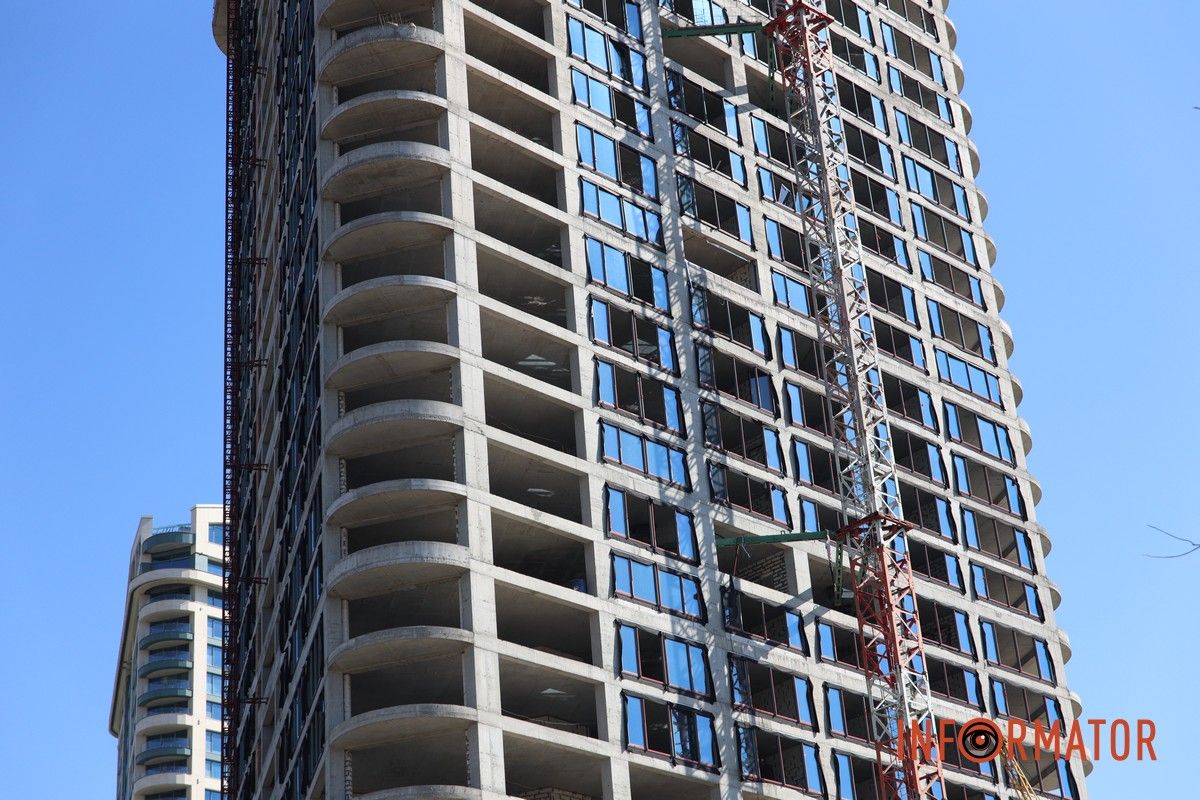 Вибиті вікна, двері та купа скла: що відбувається на місцях, які постраждали від ранкової атаки рф по Дніпру 9