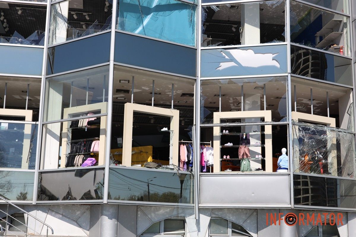 Вибиті вікна, двері та купа скла: що відбувається на місцях, які постраждали від ранкової атаки рф по Дніпру 8