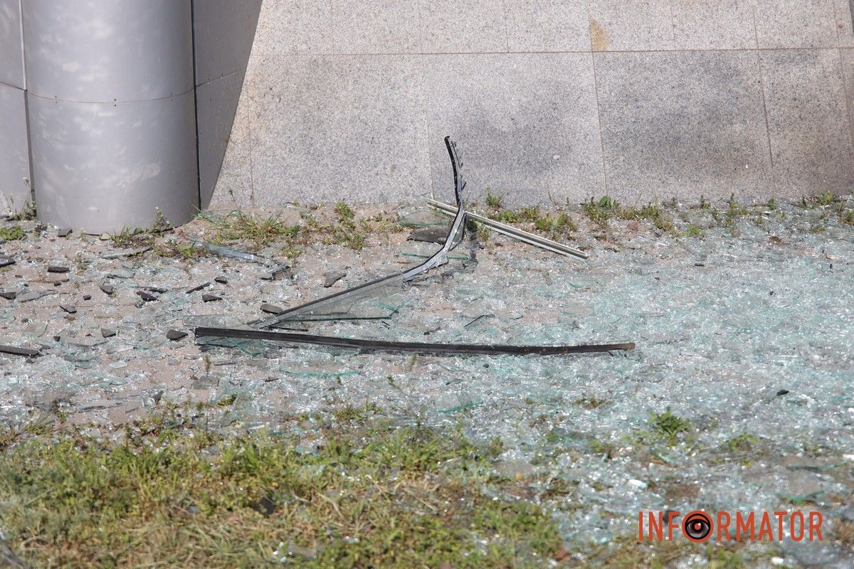 Вибиті вікна, двері та купа скла: що відбувається на місцях, які постраждали від ранкової атаки рф по Дніпру 7