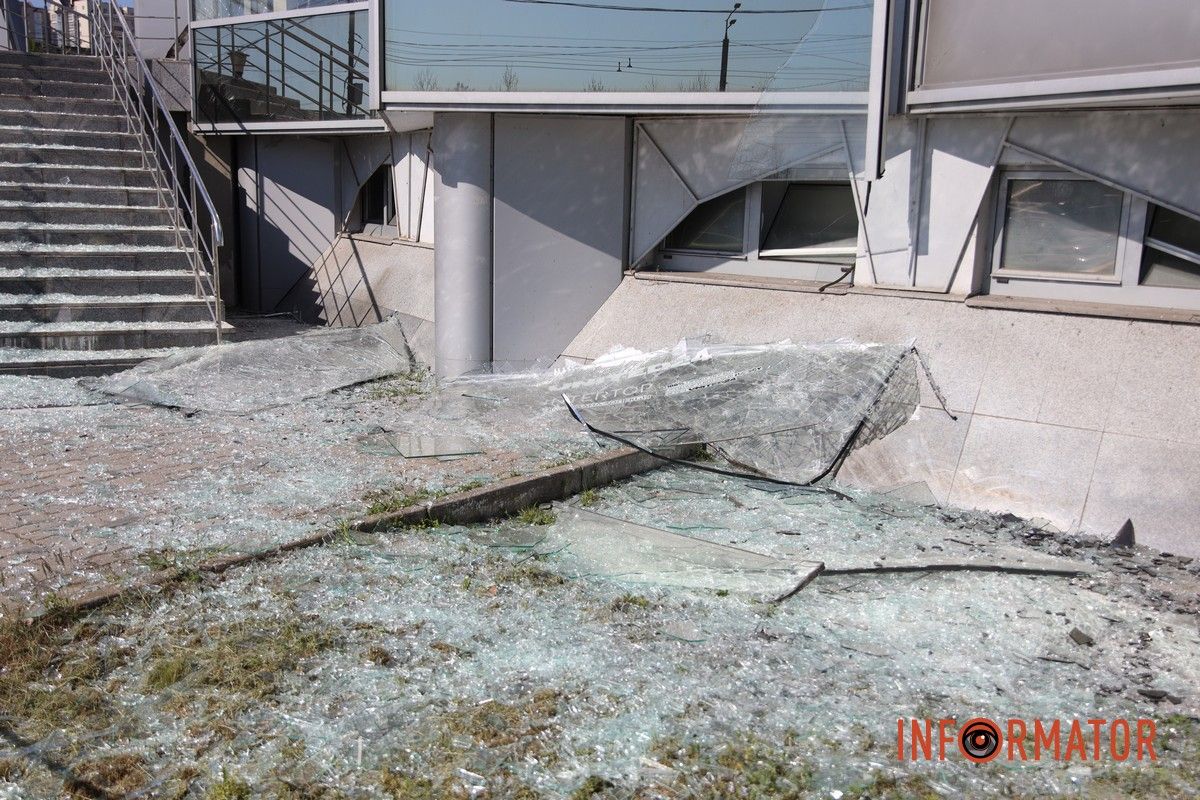 Вибиті вікна, двері та купа скла: що відбувається на місцях, які постраждали від ранкової атаки рф по Дніпру 6