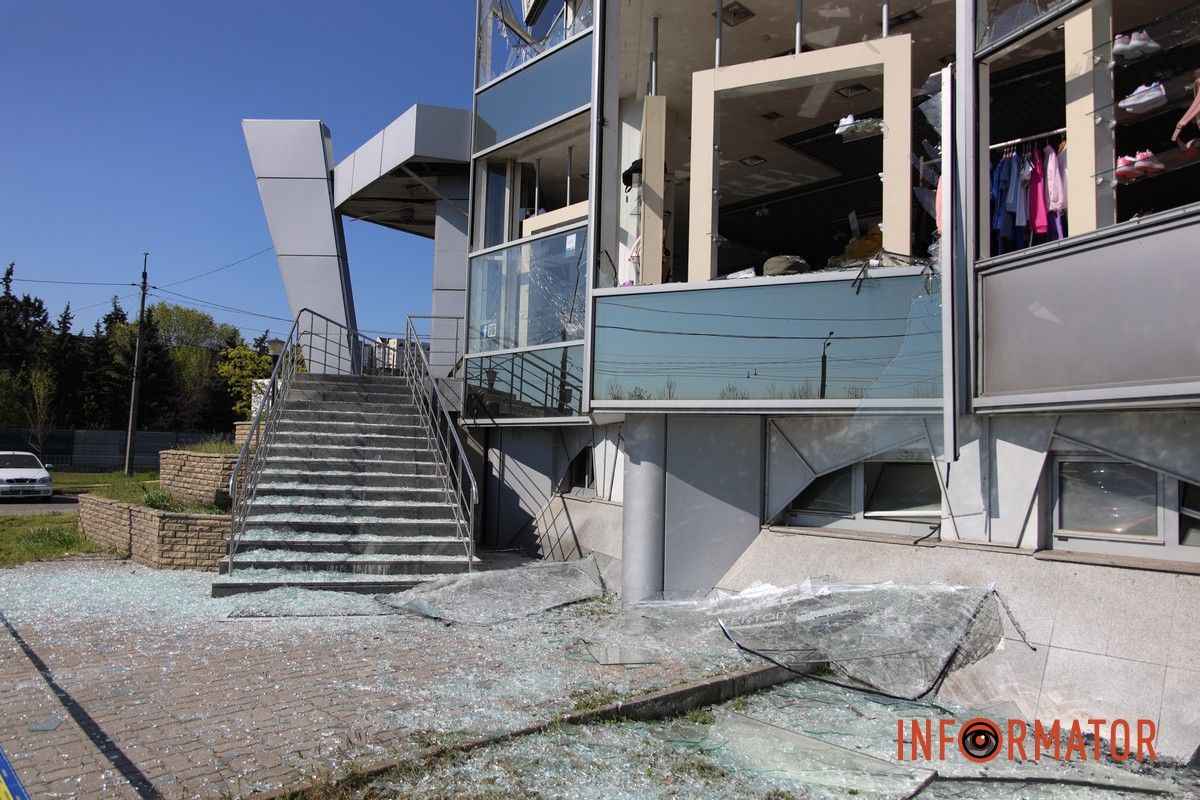 Вибиті вікна, двері та купа скла: що відбувається на місцях, які постраждали від ранкової атаки рф по Дніпру 11