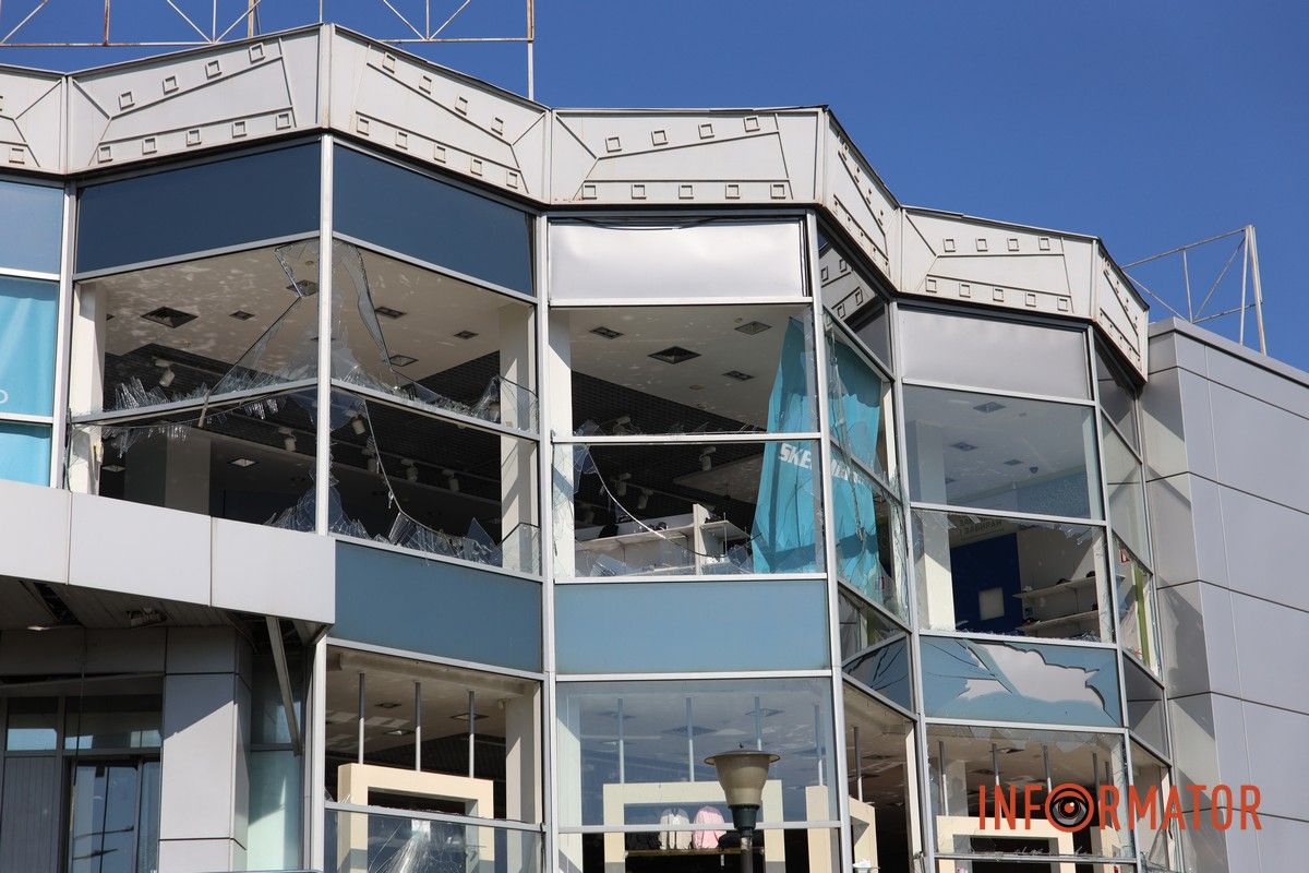 Вибиті вікна, двері та купа скла: що відбувається на місцях, які постраждали від ранкової атаки рф по Дніпру 12