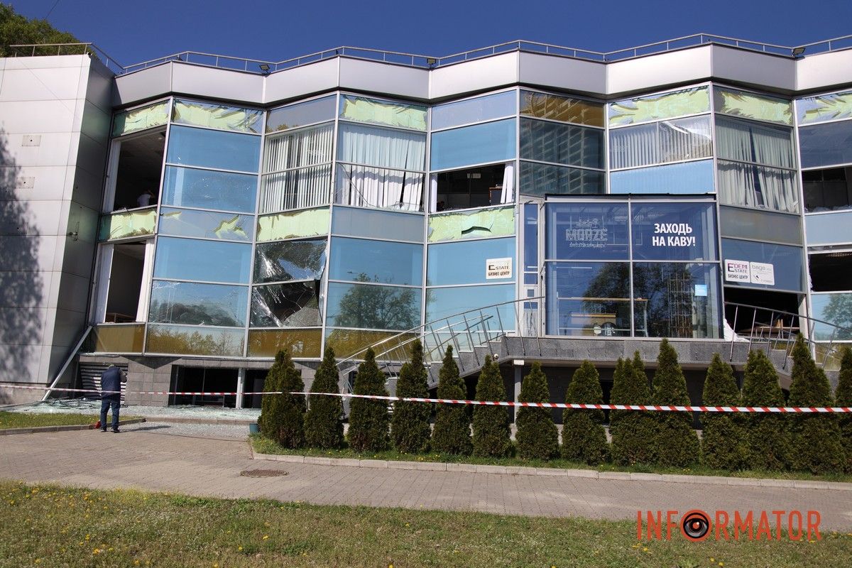 Вибиті вікна, двері та купа скла: що відбувається на місцях, які постраждали від ранкової атаки рф по Дніпру 13