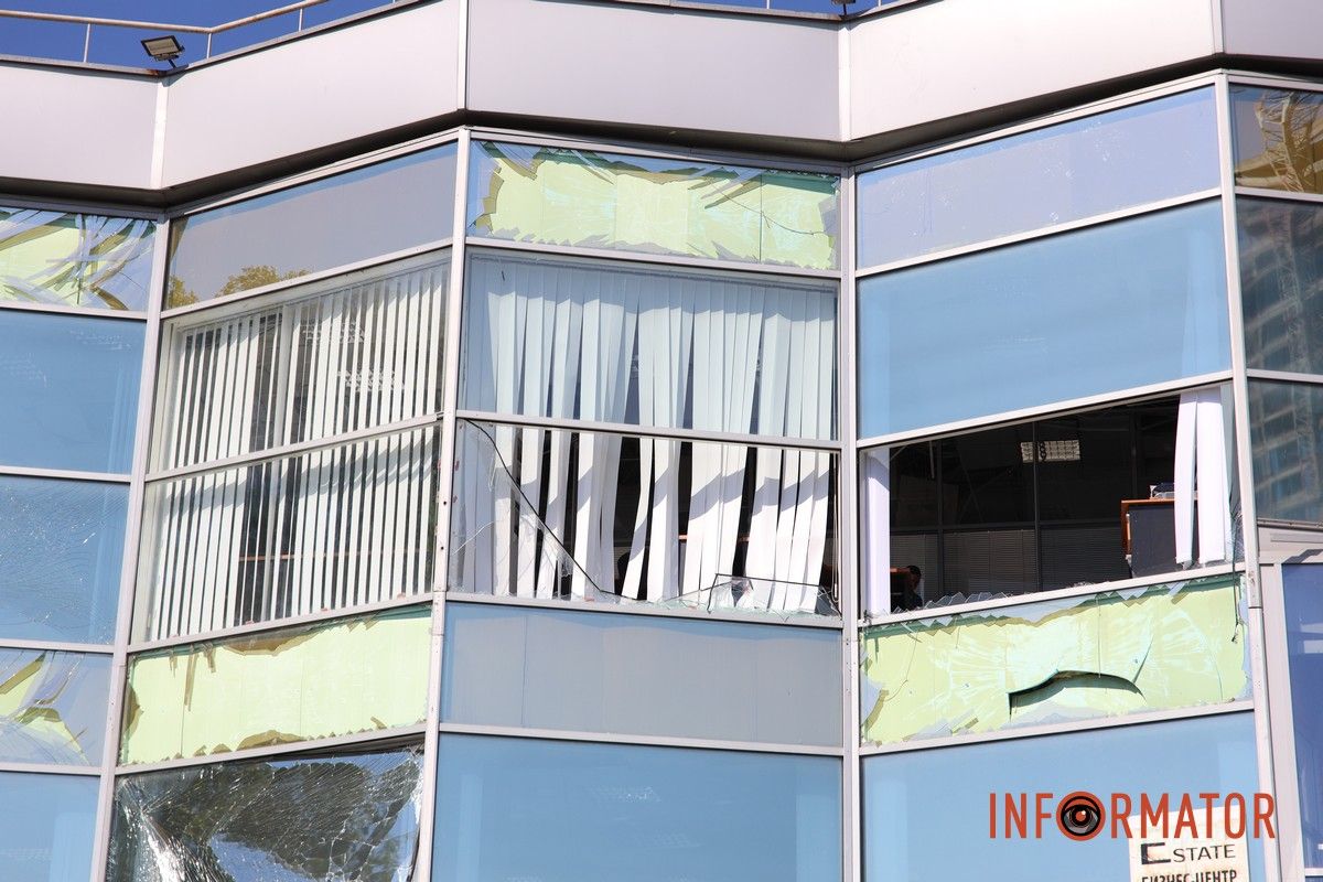 Вибиті вікна, двері та купа скла: що відбувається на місцях, які постраждали від ранкової атаки рф по Дніпру 14