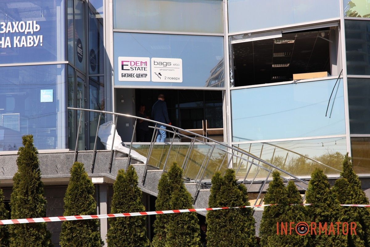 Вибиті вікна, двері та купа скла: що відбувається на місцях, які постраждали від ранкової атаки рф по Дніпру 15