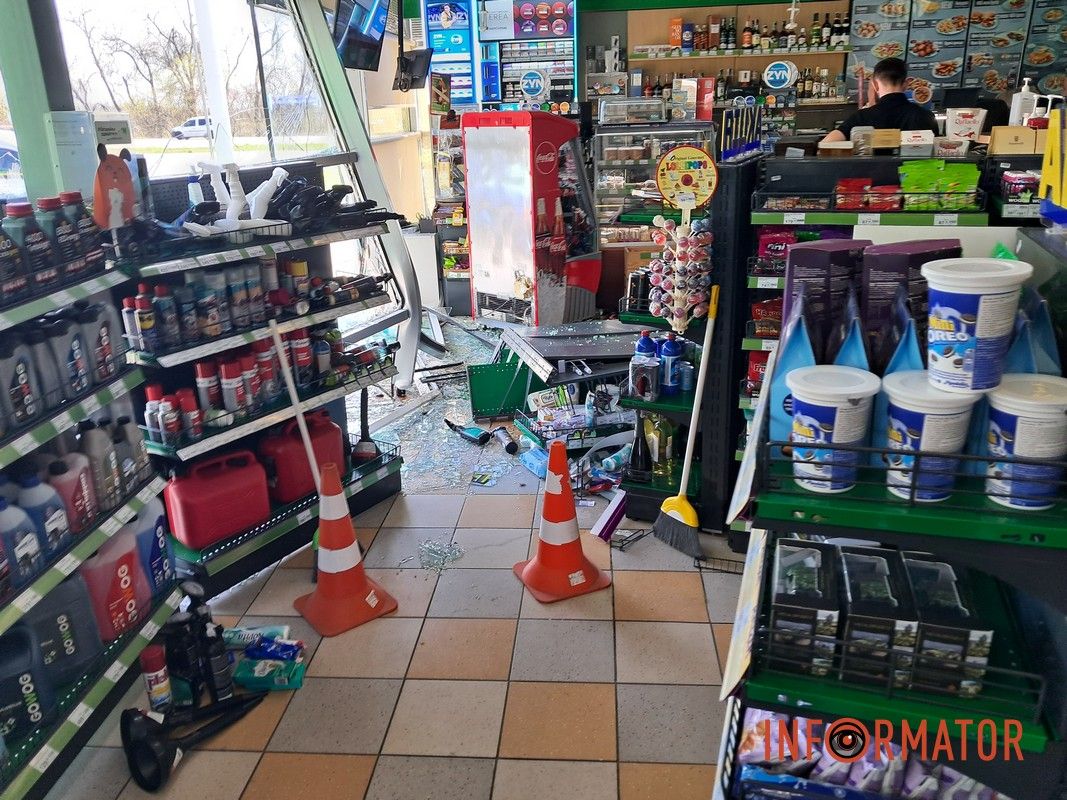 Фото изнутри заправки Фото изнутри заправки