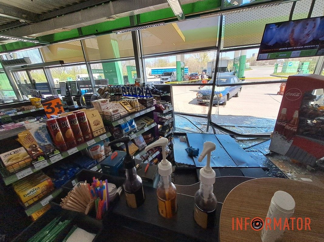 Здесь Opel врезался в магазин заправки WOG Здесь Opel врезался в магазин заправки WOG