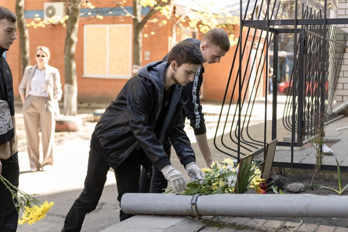 Біля будівлі, де Вероніку застав вибух, поклали квіти
