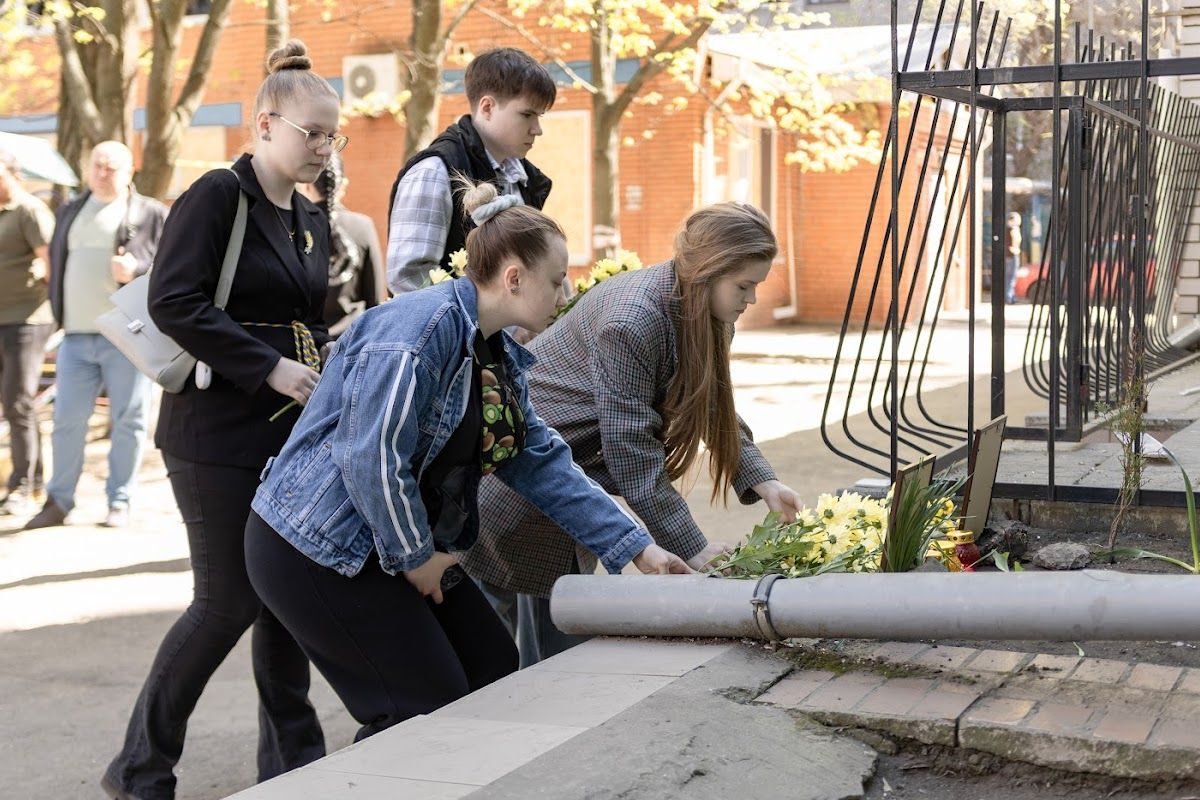 18 квітня у Дніпрі молодь вшанувала пам’ять студентки 2-го курсу драматичного відділення Дніпропетровського фахового мистецько-художнього коледжу культури Вероніки Карячки
