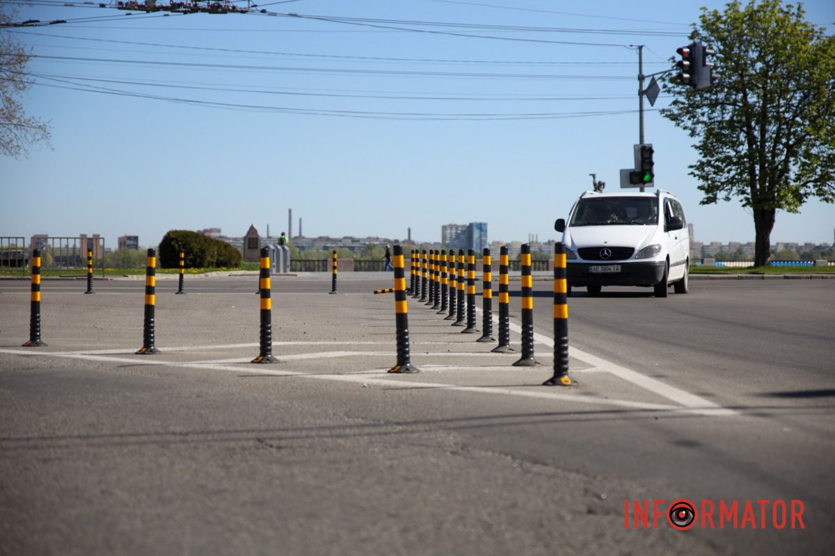 В Днепре на Сичеславской Набережной возле цирка установили столбики для безопасности движения 3