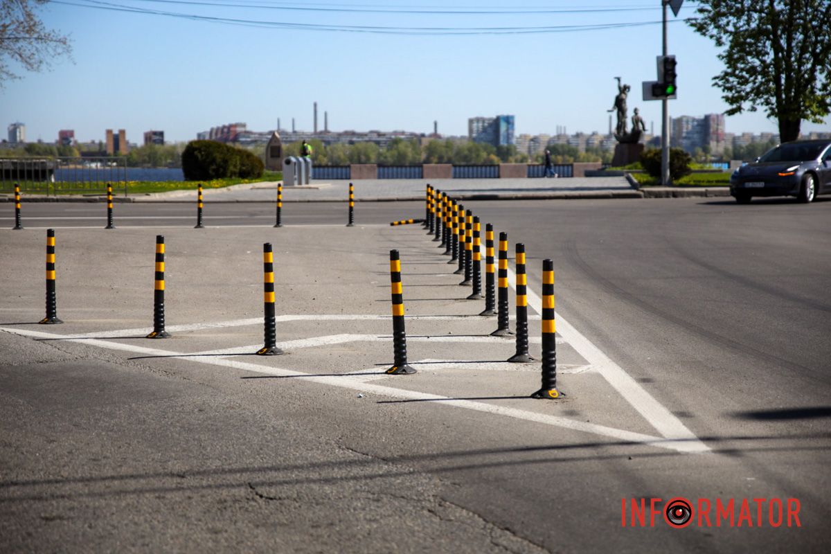 В Днепре на Сичеславской Набережной возле цирка установили столбики для безопасности движения 4