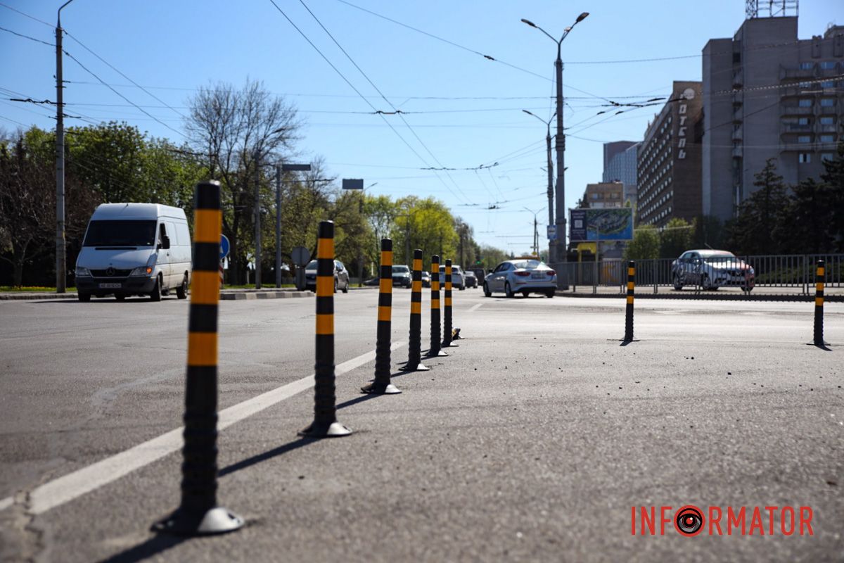 В Днепре на Сичеславской Набережной возле цирка установили столбики для безопасности движения 6