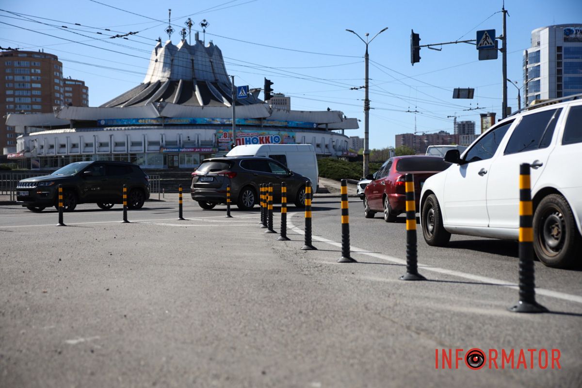 В Днепре на Сичеславской Набережной возле цирка установили столбики для безопасности движения 7