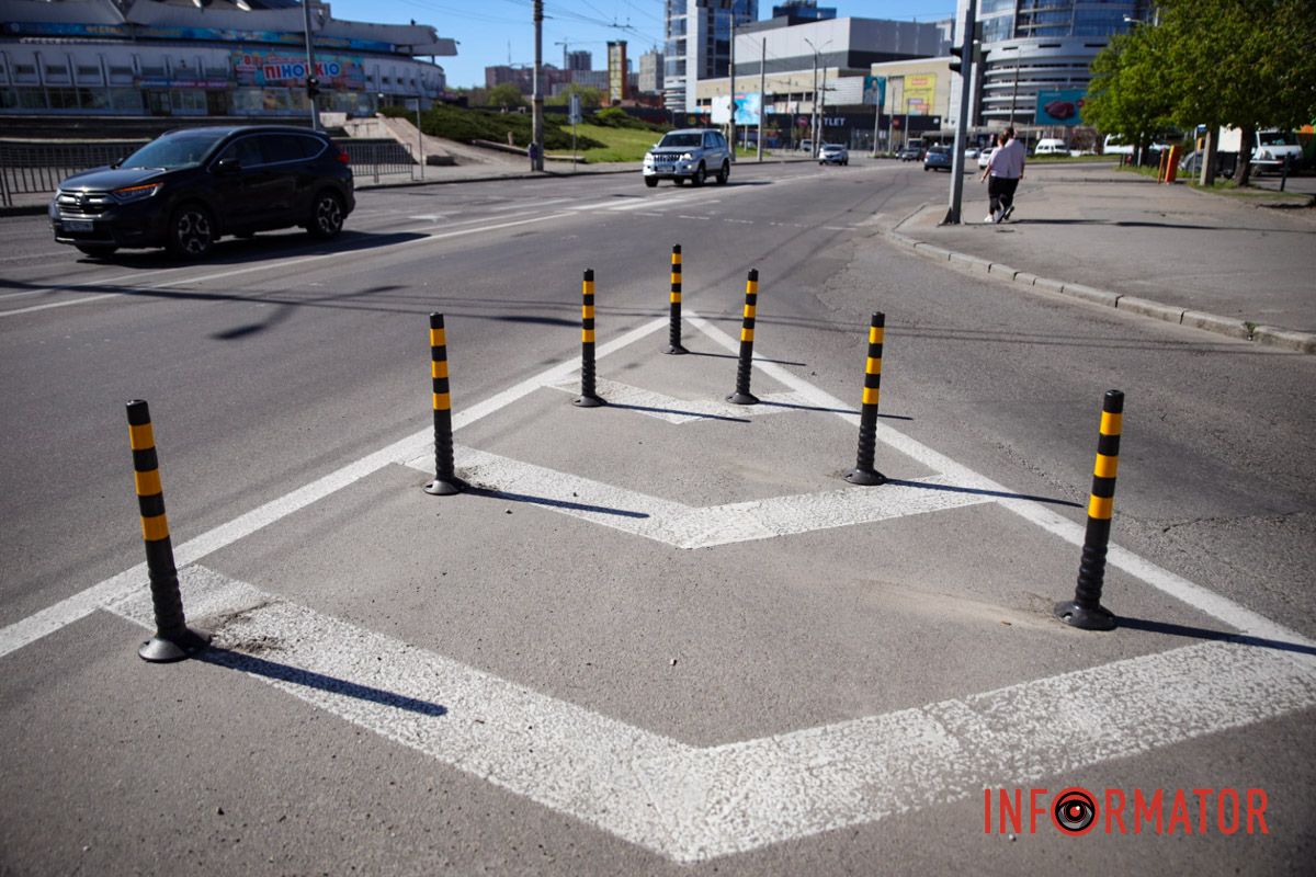 В Днепре на Сичеславской Набережной возле цирка установили столбики для безопасности движения 8