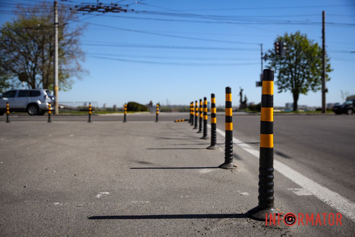 В Днепре на Сичеславской Набережной возле цирка установили столбики для безопасности движения 9