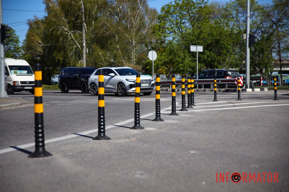 В Днепре на Сичеславской Набережной возле цирка установили столбики для безопасности движения 10