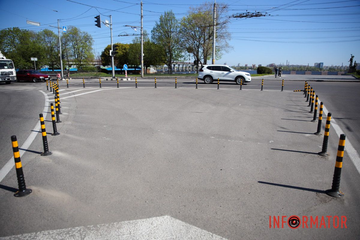 В Днепре на Сичеславской Набережной возле цирка установили столбики для безопасности движения 11