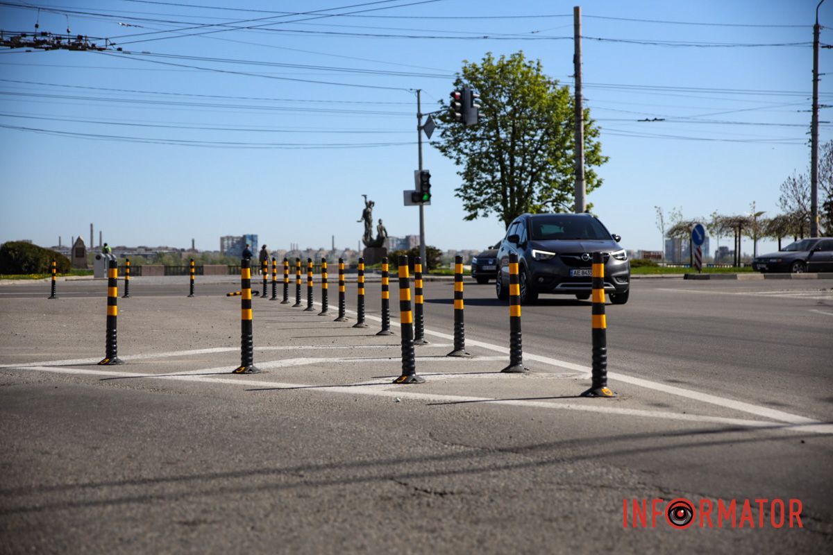 В Днепре на Сичеславской Набережной возле цирка установили столбики для безопасности движения 12