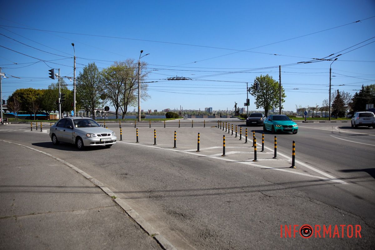 В Днепре на Сичеславской Набережной возле цирка установили столбики для безопасности движения 13