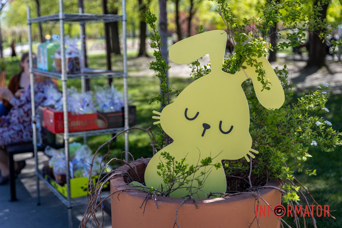 Прикрасили сквер Усачова на Великдень