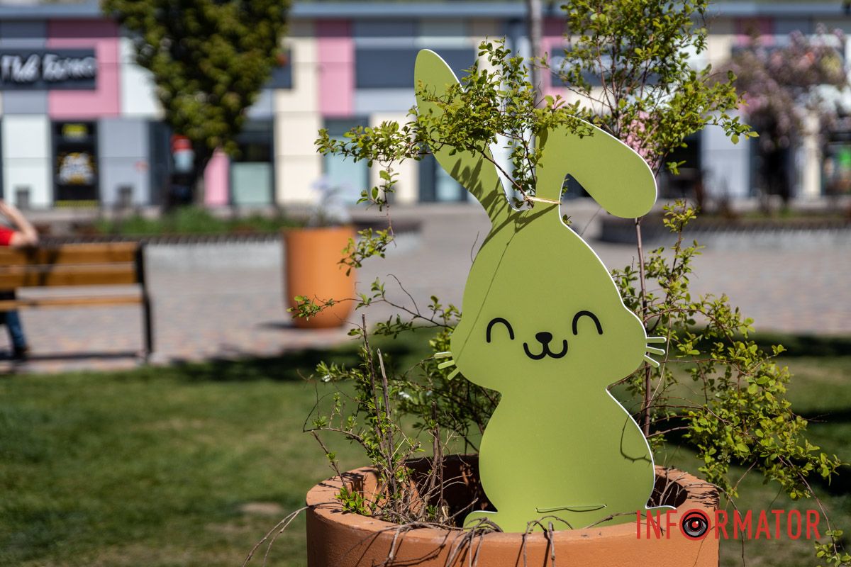 Зображення кролика розмістили у бетонному горщику