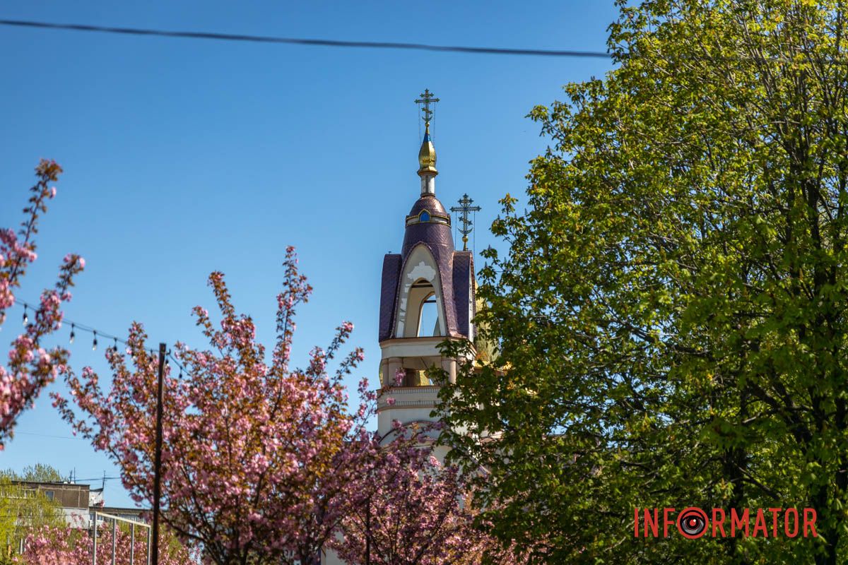 Знаходиться неподалік церкви