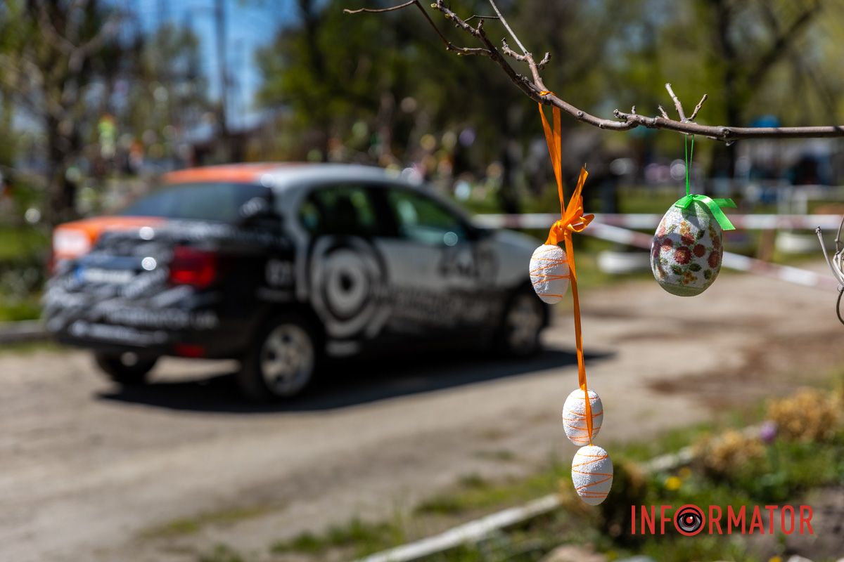 Знаходиться ця інсталяція неподалік входу на пляжє