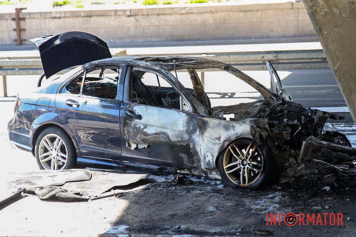В районе виадука автомобиль снес дорожный знак и влетел в опору моста В районе виадука автомобиль снес дорожный знак и влетел в опору моста