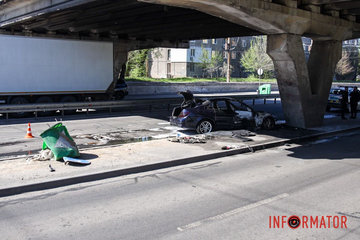 После чего влетел в опору моста и загорелся После чего влетел в опору моста и загорелся