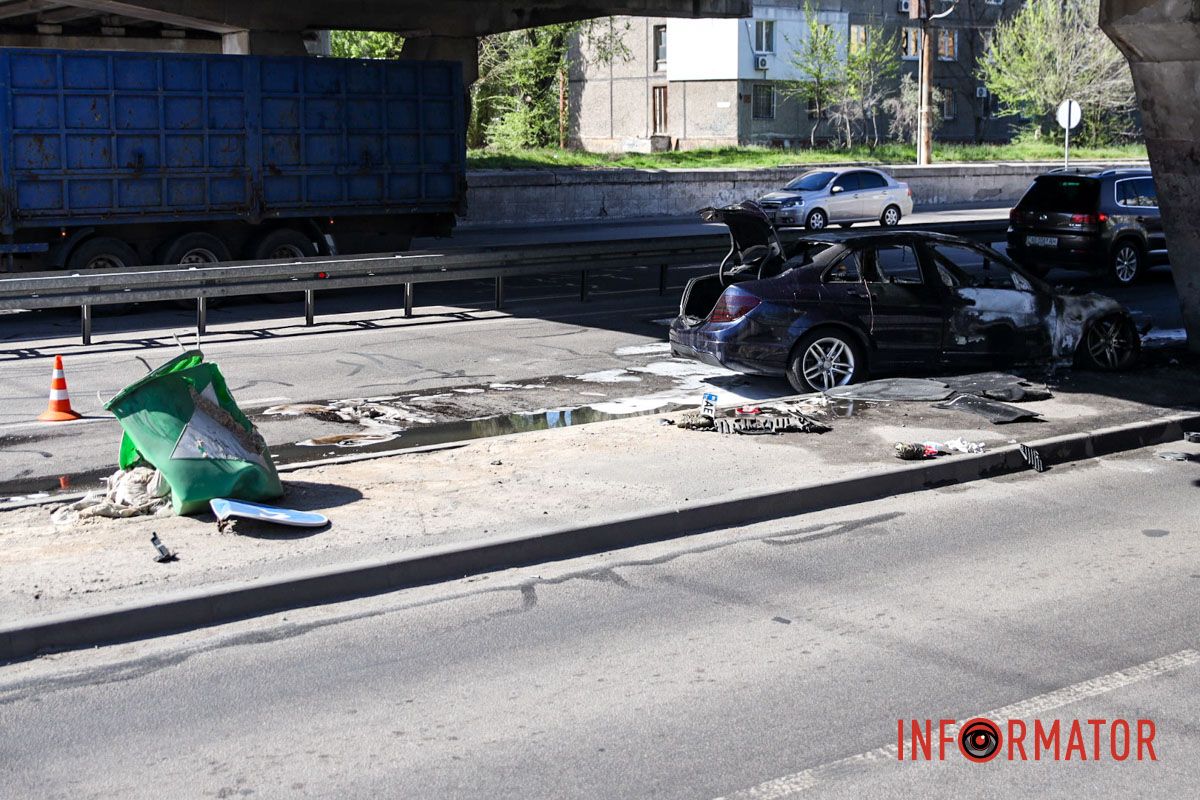В районе виадука по улице Холодильной Mercedes снес дорожный знак В районе виадука по улице Холодильной Mercedes снес дорожный знак