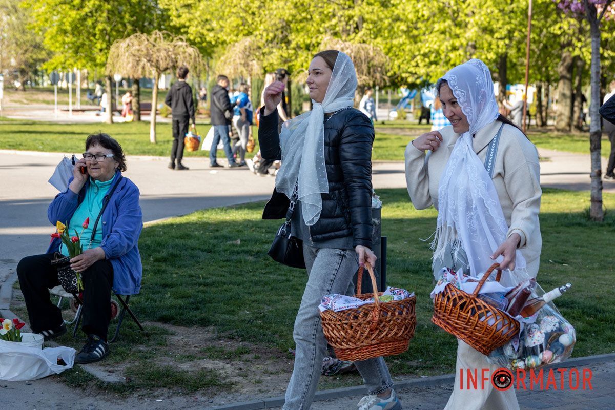 Святкові обряди попри війну: як Дніпро зустрічає Великдень 15