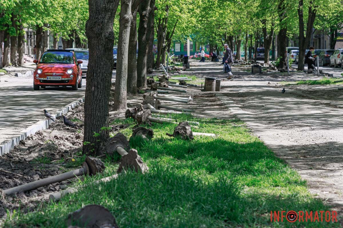 Столбики на траве