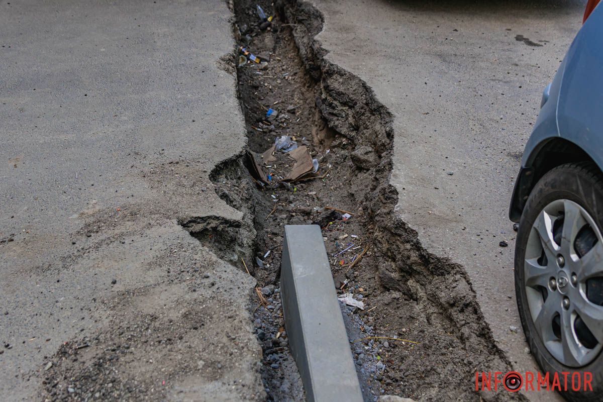 Здесь восстановят дорожное покрытие и тротуары.