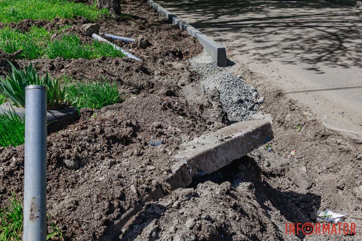 Аллея ведет от проспекта Богдана Хмельницкого в Днепровский гуманитарный университет